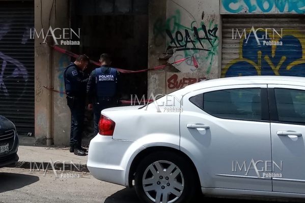 Encuentran a indigente muerto en casona abandonada