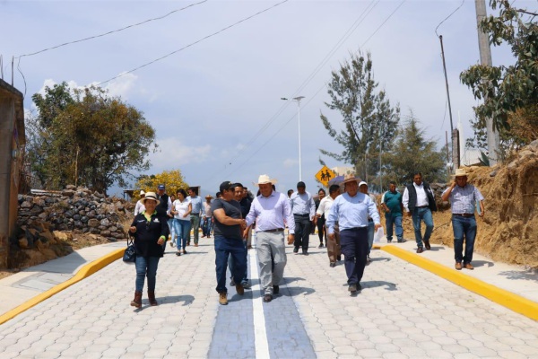 Inaugura Guillermo Velázquez adoquinamiento en poblaciones de riesgo volcánico