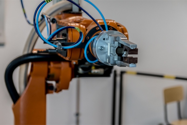 Vistazo al futuro: dos robots se encargan de todo el trabajo en un almacén