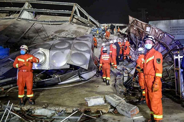 Rescatan a 38 luego de colapso de hotel en China