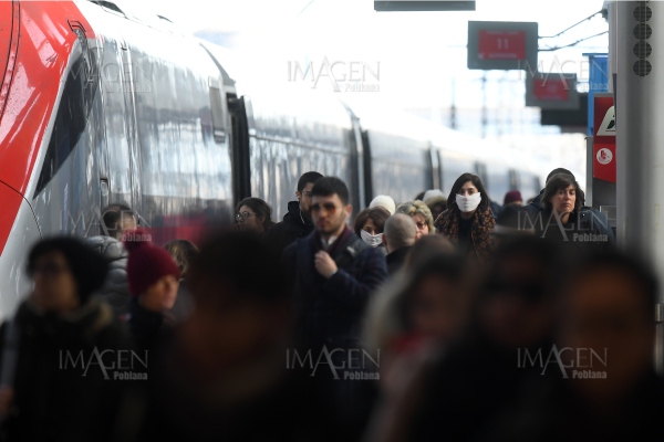 Unas 500 personas asaltaron los trenes en Milán para escapar de la