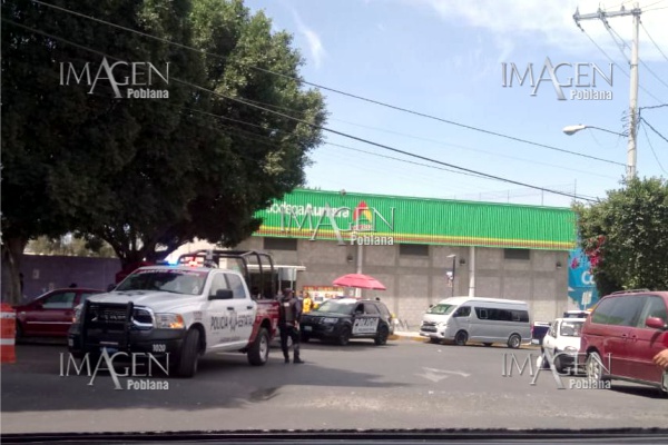 Pareja de maleantes asesta golpe en Bodega Aurrerá