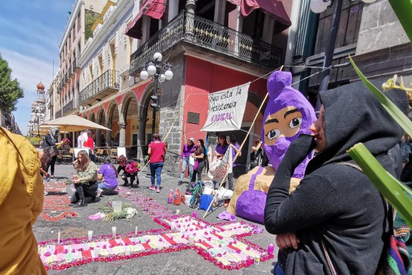 Visibilizan lucha de las mujeres con mural en el zócalo