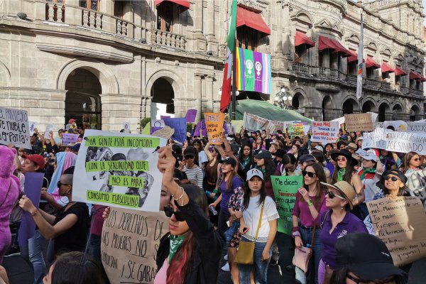 Miles de poblanas toman el zócalo en el Día de la Mujer