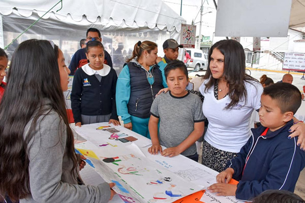 Norma Layón escucha y recibe peticiones en San buenaventura Tecaltzingo