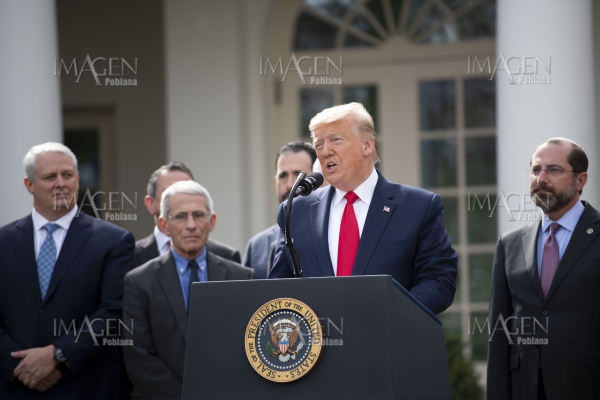 Trump olvida prohibición de estrechar manos ante la emergencia por el coronavirus