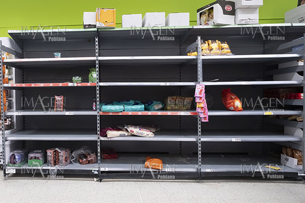 Carritos llenos y estantes vacíos: las compras de pánico por coronavirus