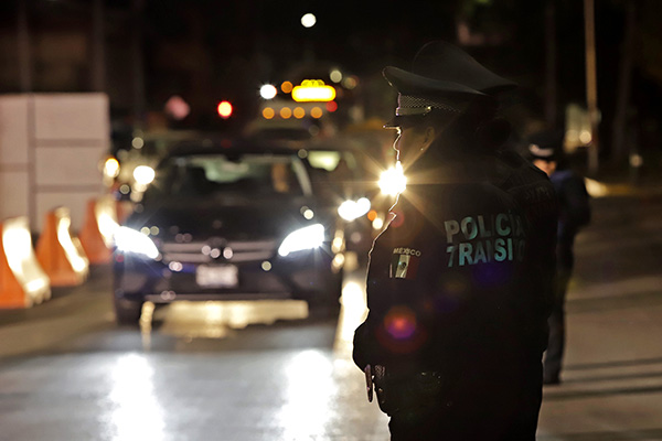 Policías, doctores y hasta choferes, los que no pueden parar por COVID-19