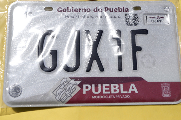 Inició Gobierno del Estado entrega de placas nuevas de circulación