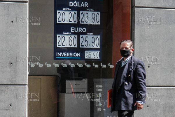 El peso toca un nuevo fondo con el nivel más bajo de la historia