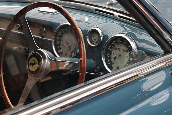 Encuentran una colección de autos retro polvorientos en un granero