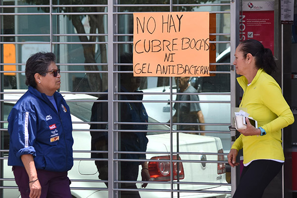 Tras escasez, se disparan costos de cubrebocas y desinfectantes por internet