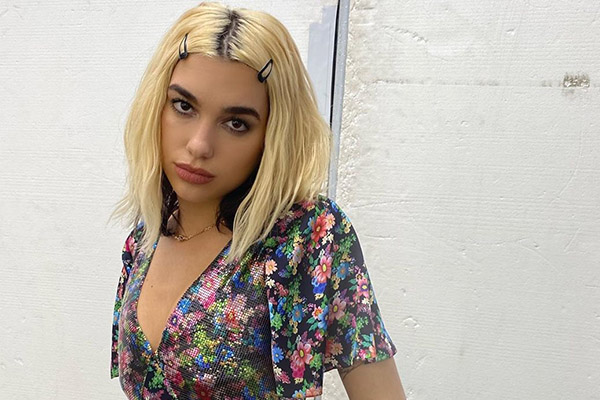 Entre lágrimas, Dua Lipa revela que adelantará lanzamiento de nuevo disco