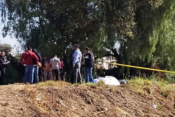 Hallan cadáver encobijado en faldas del cerro de Texmelucan