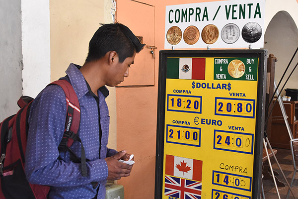 Bolsa mexicana rebota tras pérdidas y dólar está por arriba de 25 pesos