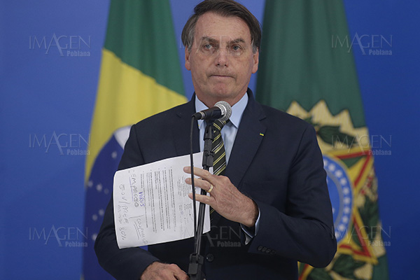 Bolsonaro pide volver a la normalidad y critica confinamientos en masa