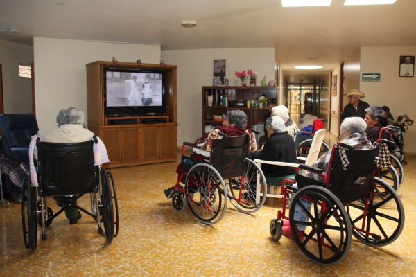 Los asilos de ancianos, sitios vulnerables y olvidados