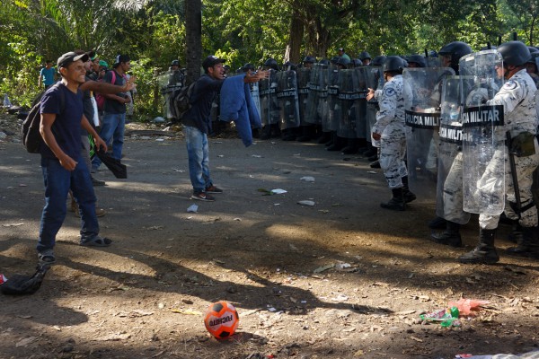 Incendio provocado por migrantes en Tabasco, deja un muerto y 14 heridos