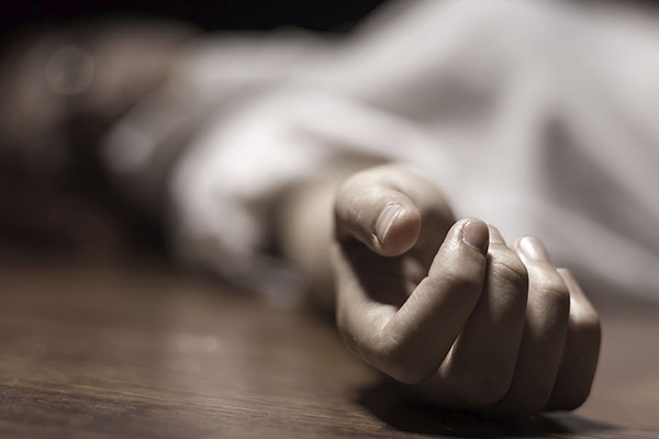 Ecuatoriano pide que autoridades retiren el cuerpo de su madre, muerta hace 5 días