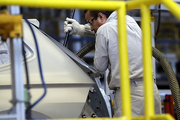 Producción automotriz mexicana cae casi 25% por paro de labores ante COVID-19