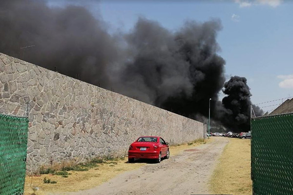 Arde corralón de automóviles tras quema de pastizal