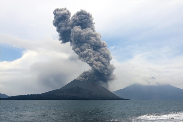 Continúa la actividad del volcán Anak Krakatoa