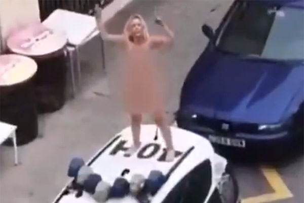 Una mujer española se desnuda encima de un coche policial en pleno confinamiento