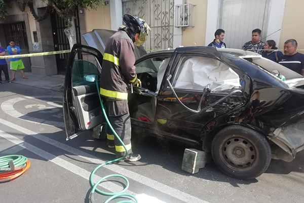 Mujer termina prensada dentro de su auto tras fuerte choque