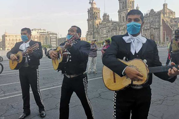 Con serenata en Palacio Nacional, mariachis piden apoyo ante COVID-19