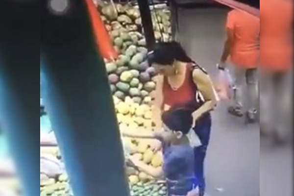 Captan a mujer robando dinero a niño en mercado; la apodan #LadyRata