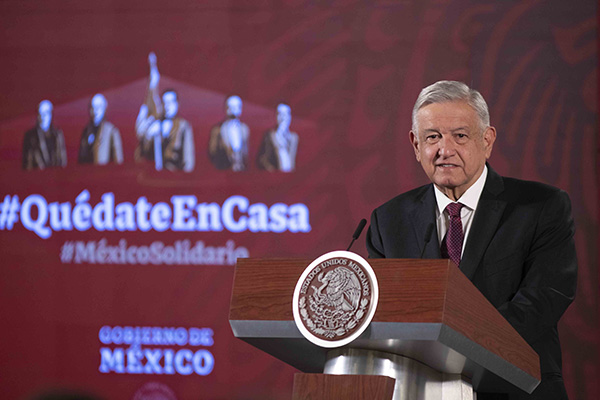 Arremete AMLO contra periódicos por noticias falsas