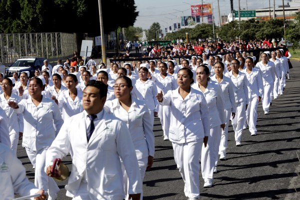 Médicos recién egresados, alejados de la lucha contra COVID-19