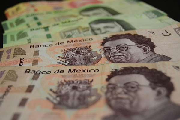 Peso mexicano se deprecia 1.62% arrastrado por hundimiento de precios del crudo