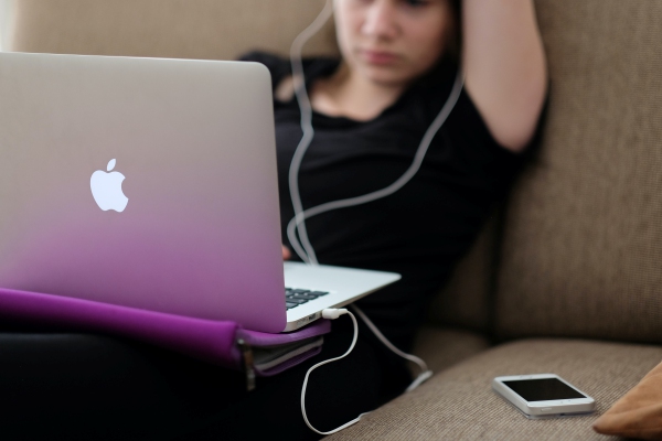 Clases en línea, herramienta problemática para padres y alumnos