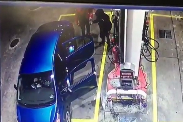 Hampón atraca gasolinería a punta de pistola y se va con tanque lleno