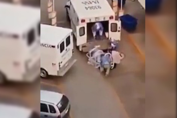 Camilleros del IMSS tiran a un paciente con COVID-19