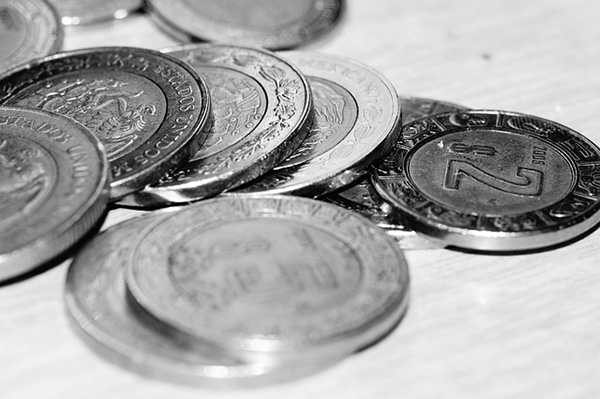 Peso mexicano rebasa de nuevo umbral de 25 pesos por dólar