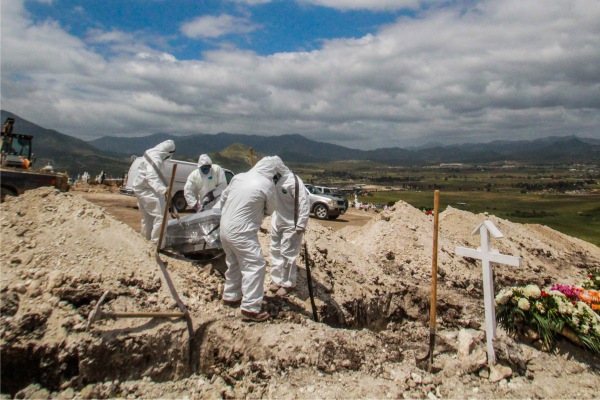 Cancillería emite guía para repatriación de restos de mexicanos fallecidos por COVID-19