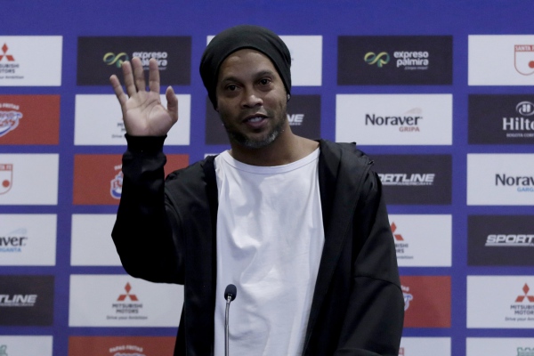 Ronaldinho aguarda con optimismo la extinción de su caso en Paraguay