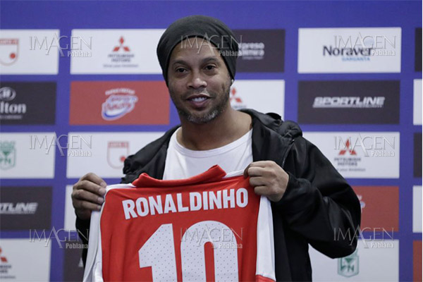 Ronaldinho aguarda con optimismo extinción de caso judicial en Paraguay
