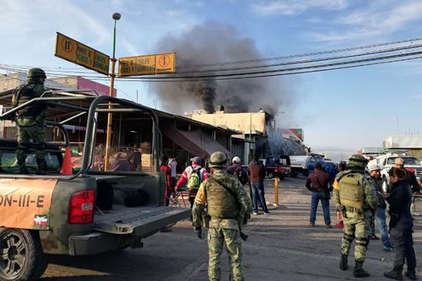 Incendio consume bodegas en la central de abasto de Huixcolotla