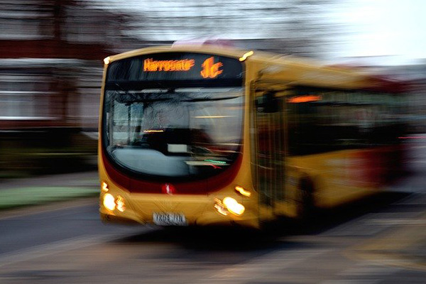 Conductor de un autobús embiste varias veces a un vehículo tras discusión
