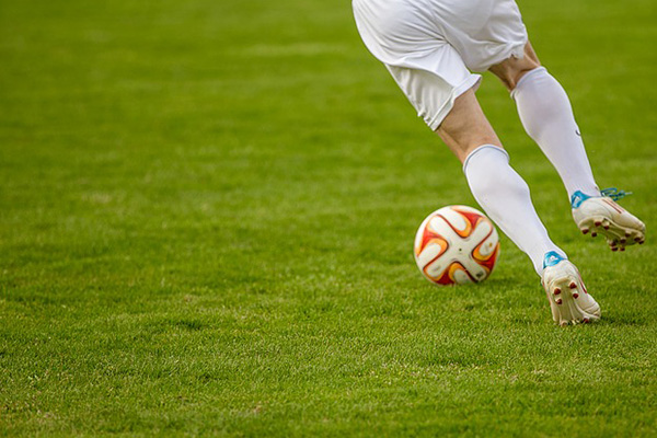 Proponen castigar a futbolistas que escupan como medida poscoronavirus