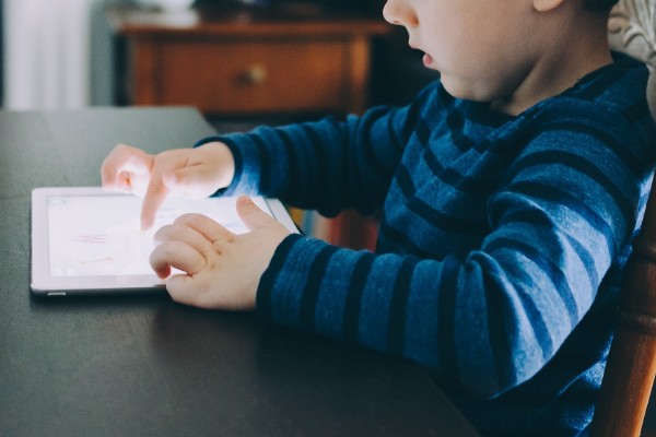 Videocolumna: Cuidemos a nuestros niños en esta era tecnológica