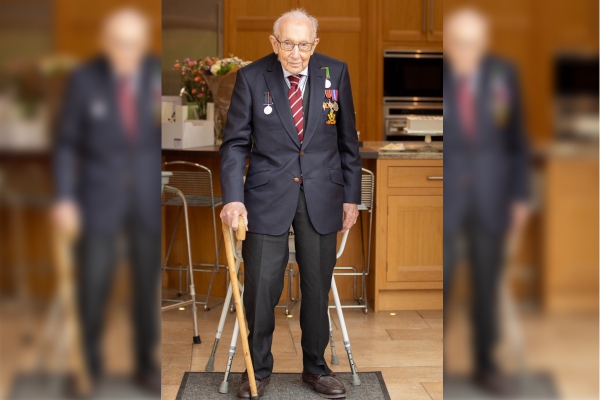 Capitán veterano recauda casi 40 mdd para donaciones al cumplir 100 años