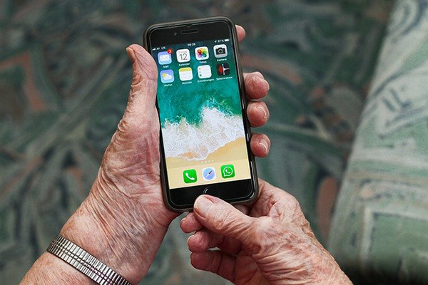 Adultos mayores se acercan más a la tecnología por confinamiento