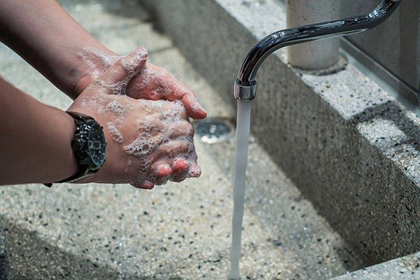 A nivel mundial, 3,000 millones de personas carecen de agua y jabón en casa