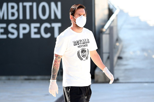 Con guantes y cubrebocas, jugadores del Barcelona y Real Madrid reaparecen para exámenes médicos