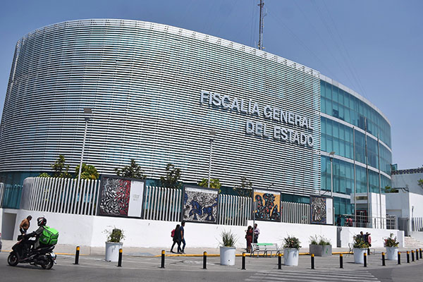 Acusan a la FGE de obligar a empleados vulnerables a regresar a sus labores