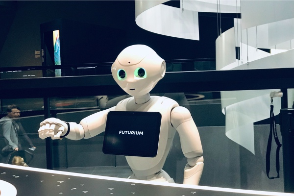 Peligran humanos por el aumento de robots en puestos de trabajo